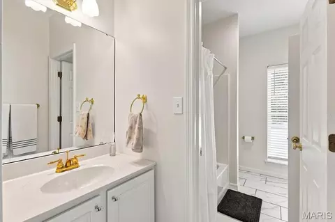 Bath - 656 Meramec View Dr, Eureka, MO 63025 photo 7 of 11