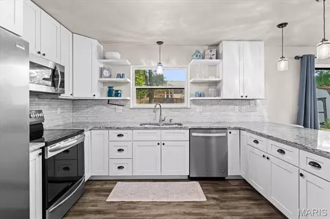 Kitchen - 102 Pheasant Run, O'fallon, IL 62269 photo 2 of 3