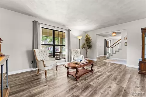 Living - 102 Pheasant Run, O'fallon, IL 62269 photo 2 of 4