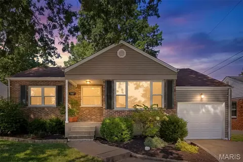 7907 E Yorkshire Dr, Saint Louis, MO 63123