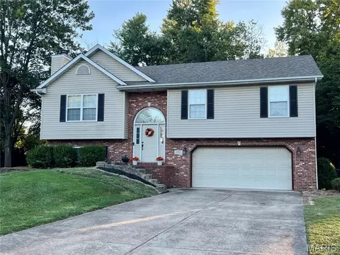 2433 Field Point Dr, Maryville, IL 62062