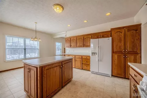 Kitchen - 220 April Dr, Saint Robert, MO 65584 photo 9 of 10