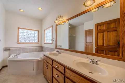 Bath - 220 April Dr, Saint Robert, MO 65584 photo 1 of 8