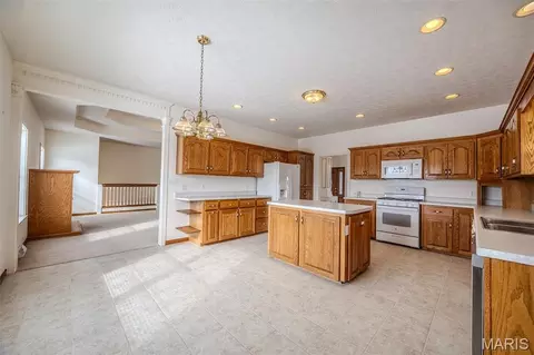 Kitchen - 220 April Dr, Saint Robert, MO 65584 photo 3 of 10