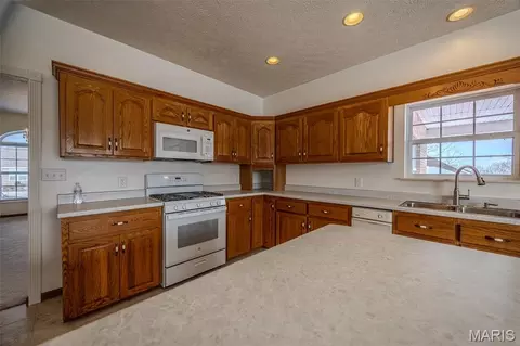 Kitchen - 220 April Dr, Saint Robert, MO 65584 photo 6 of 10