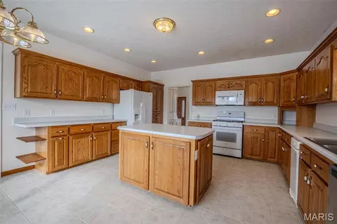 Kitchen - 220 April Dr, Saint Robert, MO 65584 photo 4 of 10