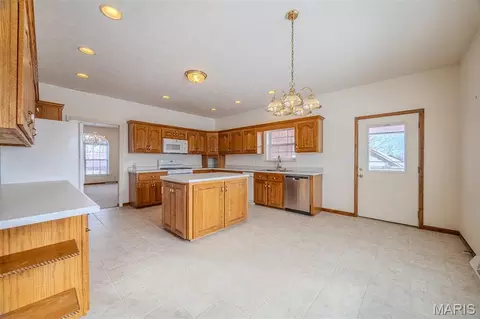 Kitchen - 220 April Dr, Saint Robert, MO 65584 photo 1 of 10