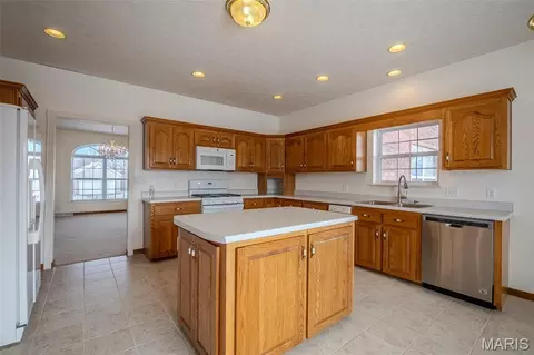 Kitchen - 220 April Dr, Saint Robert, MO 65584 photo 2 of 10
