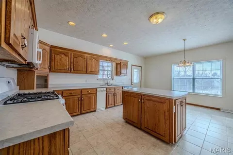 Kitchen - 220 April Dr, Saint Robert, MO 65584 photo 7 of 10