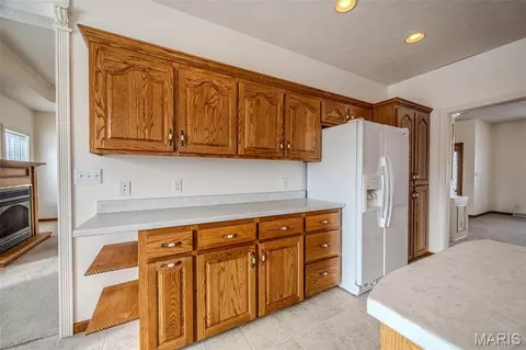 Kitchen - 220 April Dr, Saint Robert, MO 65584 photo 5 of 10