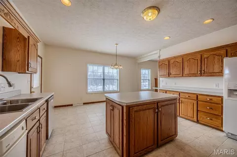 Kitchen - 220 April Dr, Saint Robert, MO 65584 photo 8 of 10