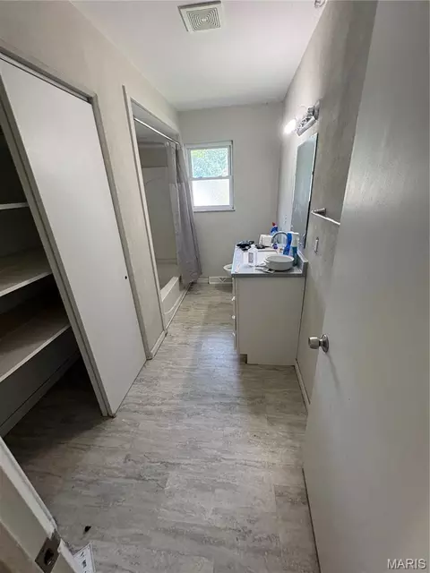 Bath - 1819 E D St, Belleville, IL 62221 photo 1 of 9