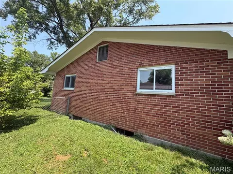 Exterior - 1819 E D St, Belleville, IL 62221 photo 4 of 8