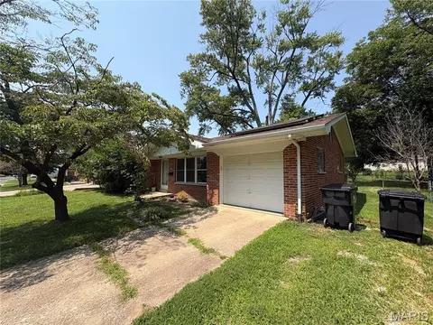 Exterior - 1819 E D St, Belleville, IL 62221 photo 3 of 8