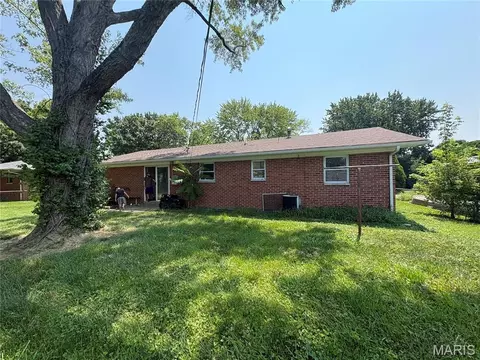 Exterior - 1819 E D St, Belleville, IL 62221 photo 7 of 8