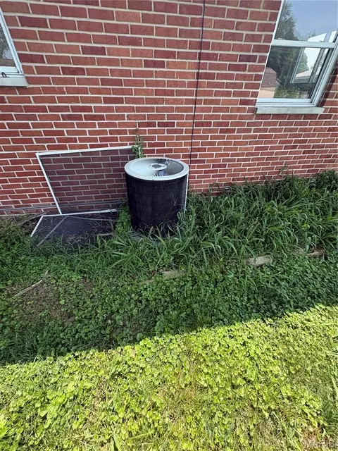 Exterior - 1819 E D St, Belleville, IL 62221 photo 8 of 8