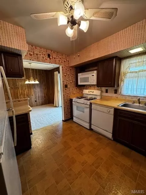 7051 Circleview Dr, Affton, MO 63123 photo 3