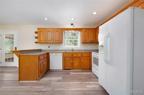 Kitchen - 107 Crosscut Rd, Saint Robert, MO 65584 photo 2 of 3