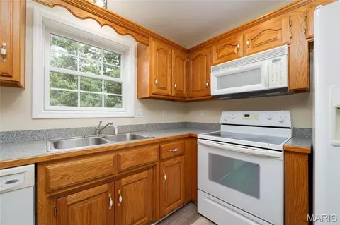 Kitchen - 107 Crosscut Rd, Saint Robert, MO 65584 photo 3 of 3