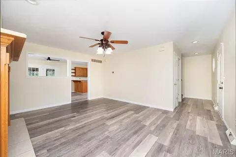Living - 107 Crosscut Rd, Saint Robert, MO 65584 photo 3 of 8