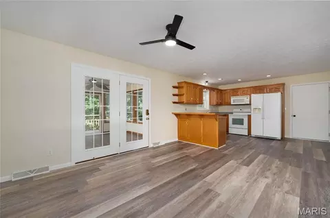 Living - 107 Crosscut Rd, Saint Robert, MO 65584 photo 5 of 8