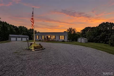 Exterior - 30341 Mitchell Creek Rd, Brighton, IL 62012 photo 5 of 11