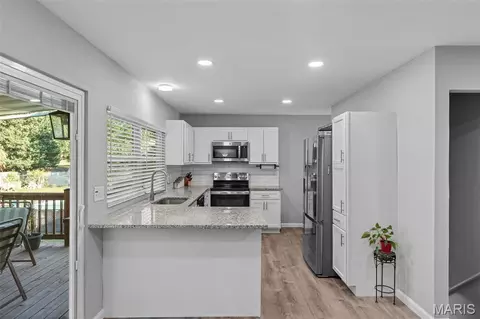 Kitchen - 412 Woodrun Dr, Ballwin, MO 63021 photo 2 of 4