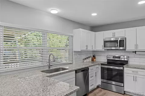 Kitchen - 412 Woodrun Dr, Ballwin, MO 63021 photo 3 of 4