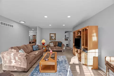 Living - 412 Woodrun Dr, Ballwin, MO 63021 photo 2 of 2