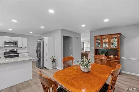 Dining - 412 Woodrun Dr, Ballwin, MO 63021 photo 2 of 4