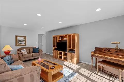 Living - 412 Woodrun Dr, Ballwin, MO 63021 photo 1 of 2