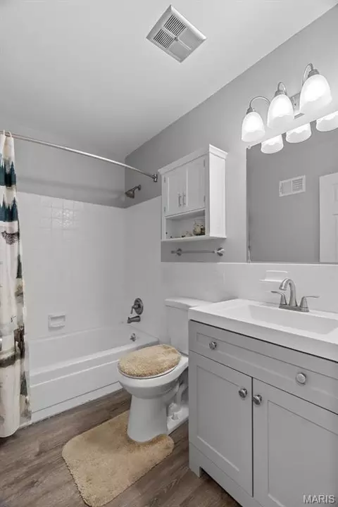 Bath - 412 Woodrun Dr, Ballwin, MO 63021 photo 4 of 6