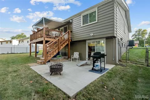 Exterior - 412 Woodrun Dr, Ballwin, MO 63021 photo 4 of 10