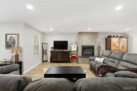 Living - 1128 Patsy Ln, O'fallon, MO 63366 photo 2 of 4