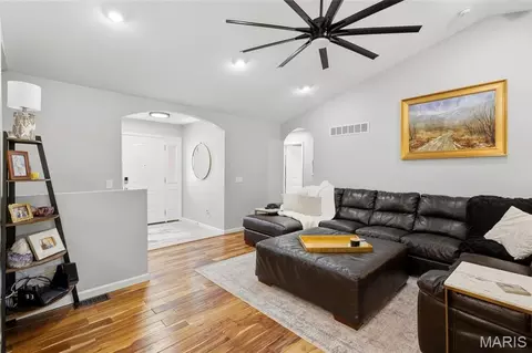 Entry Way - 1128 Patsy Ln, O'fallon, MO 63366 photo 2 of 5