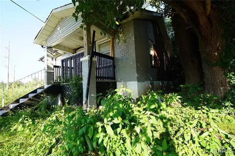 2111 Crescent Ave, Saint Louis, MO 63121