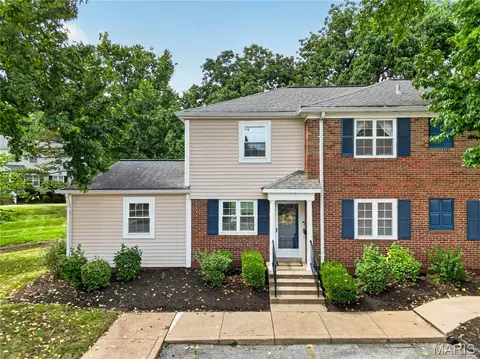 9186 Wrenwood Ln, Brentwood, MO 63144