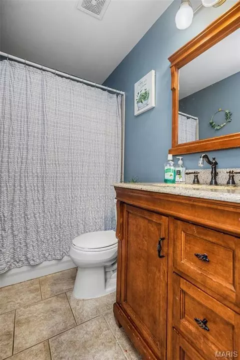 Bath - 765 Emerald Oaks Ct, Eureka, MO 63025 photo 4 of 5