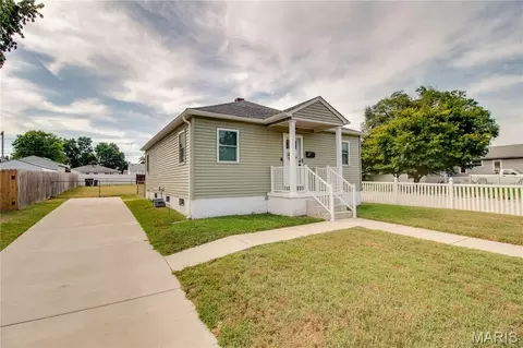 Exterior - 317 Rohm Pl, Roxana, IL 62084 photo 3 of 10