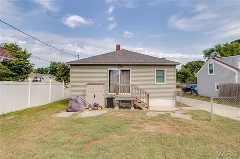 Exterior - 317 Rohm Pl, Roxana, IL 62084 photo 6 of 10