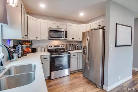 Kitchen - 317 Rohm Pl, Roxana, IL 62084 photo 2 of 2