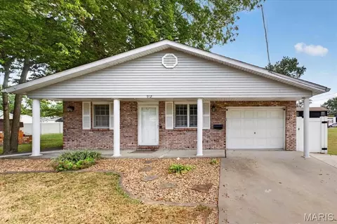 912 W Church St, Mascoutah, IL 62258