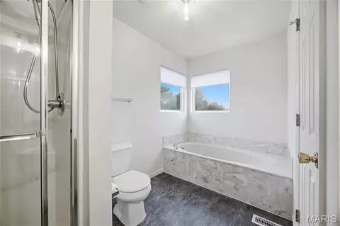 Bath - 1435 Soaring Eagle Dr, O'fallon, MO 63366 photo 2 of 3