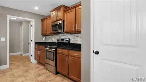 Entry Way - 114 Sandstone Dr, Saint Robert, MO 65584 photo 5 of 7