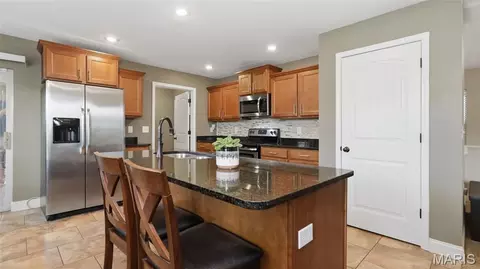 Kitchen - 114 Sandstone Dr, Saint Robert, MO 65584 photo 2 of 2