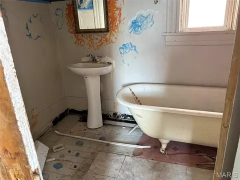 Bath - 4354 S Compton Ave, Saint Louis, MO 63111 photo 1 of 1