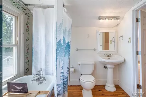 Bath - 2249 Holtgrewe Rd, Washington, MO 63090 photo 3 of 4