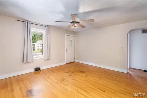Living - 2249 Holtgrewe Rd, Washington, MO 63090 photo 2 of 3