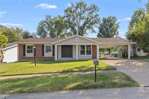 12728 Foxhound Dr, Maryland Heights, MO 63043
