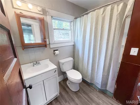 Bath - 421 Edwards St, Hannibal, MO 63401 photo 1 of 2
